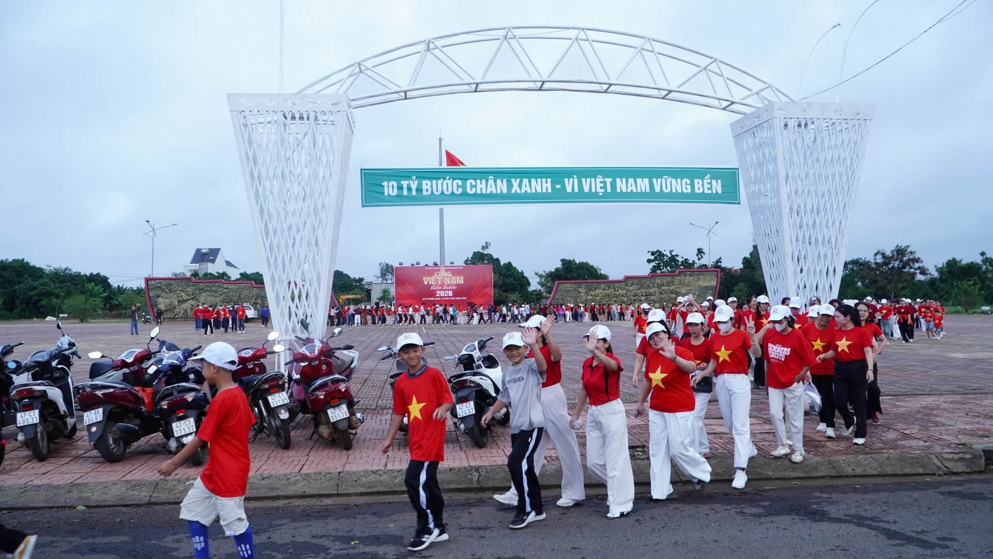 Phường Buôn Hồ hưởng ứng chương trình đi bộ “Cùng Việt Nam tiến bước”